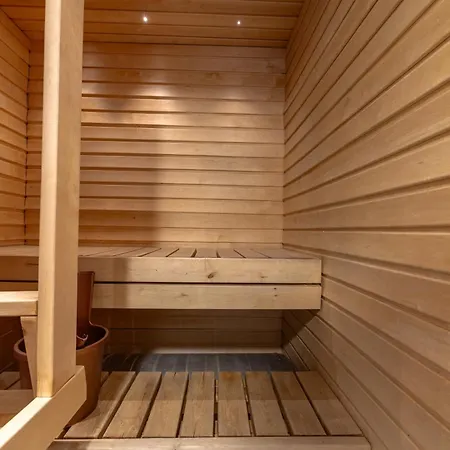 Moonlight 402 - Private Sauna & Free Parking